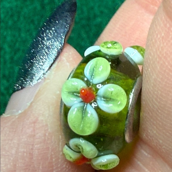 Green Floral glass Charm Bead - Picture 4 of 6